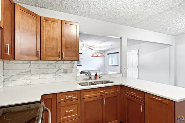 5512 SW 18th ST, Topeka, KS 66604