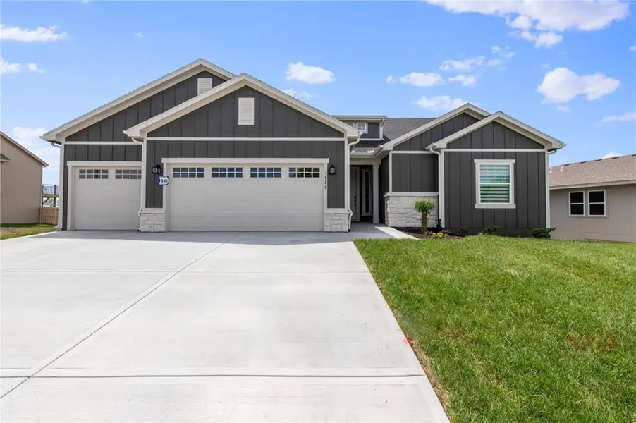 1526 N 162nd CIR, Basehor, KS 66007