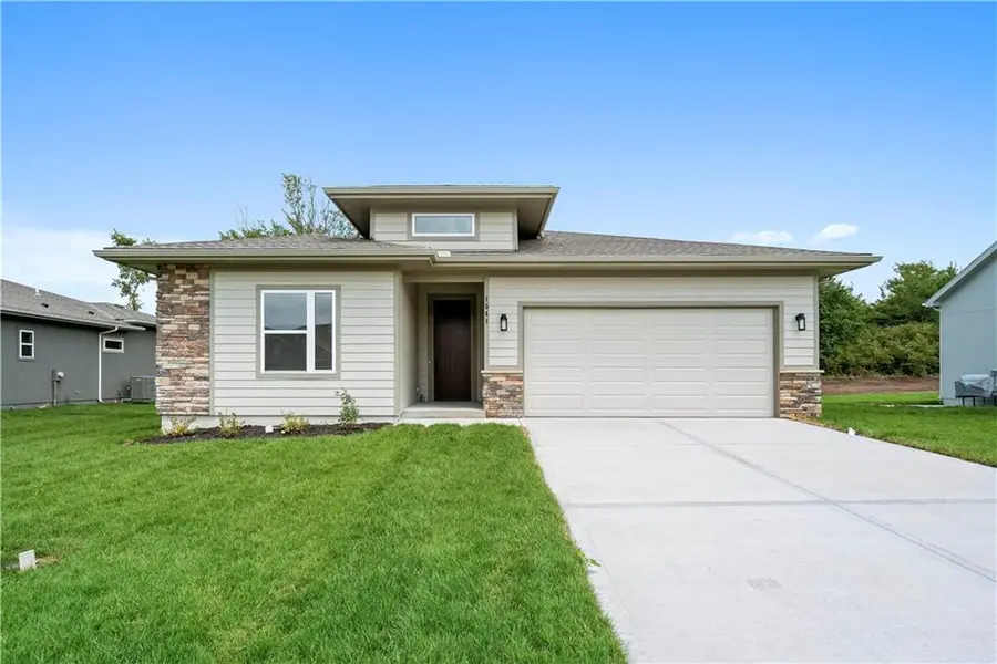 1490 N 162nd TER, Basehor, KS 66007