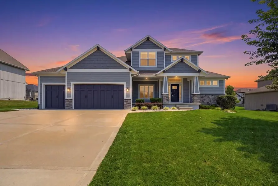 4333 SE Trotter DR, Lee's Summit, MO 64082