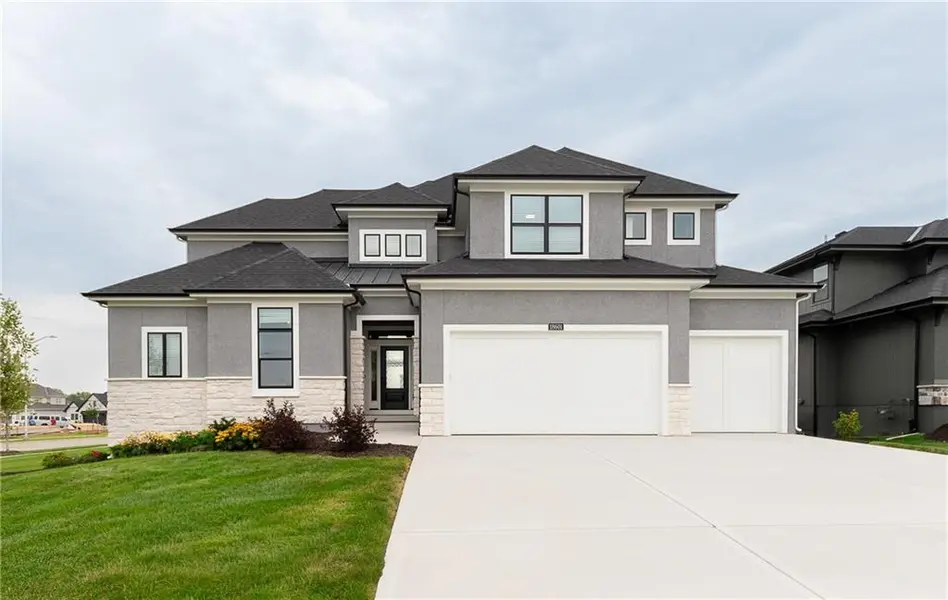 18601 Mohawk LN, Overland Park, KS 66085