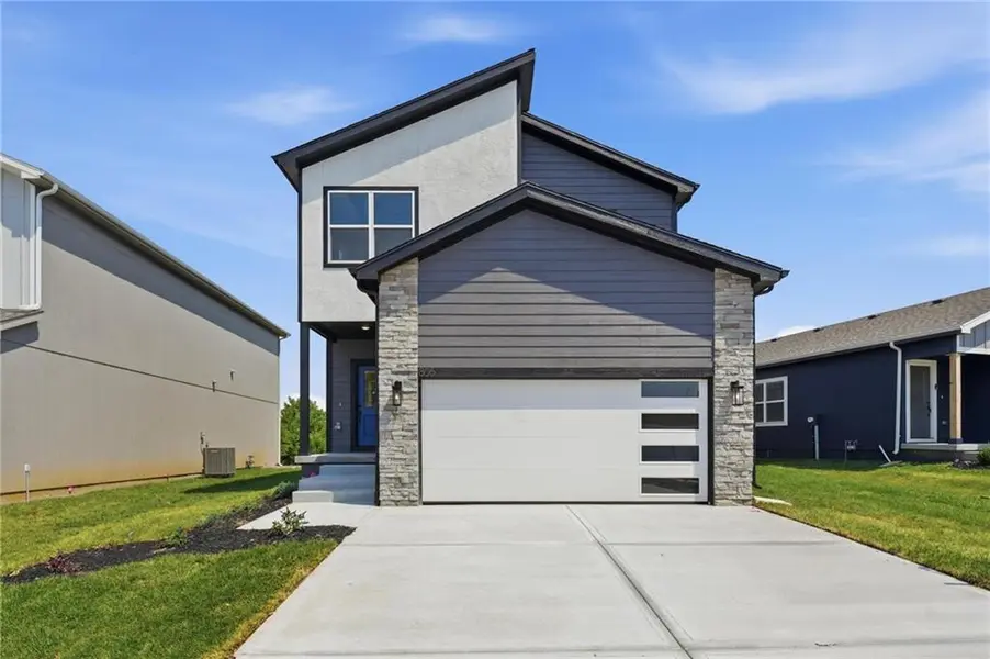 806 Glenn CIR, Raymore, MO 64083