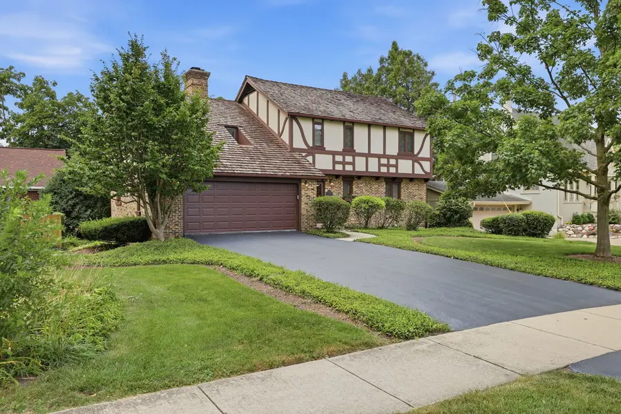 534 E Forest AVE, Wheaton, IL 60187