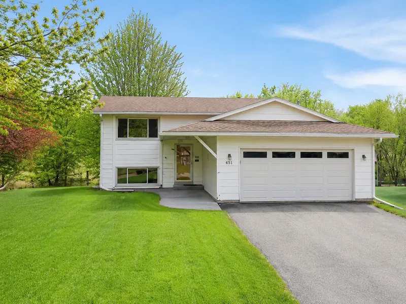 651 Dresden DR, Chaska, MN 55318