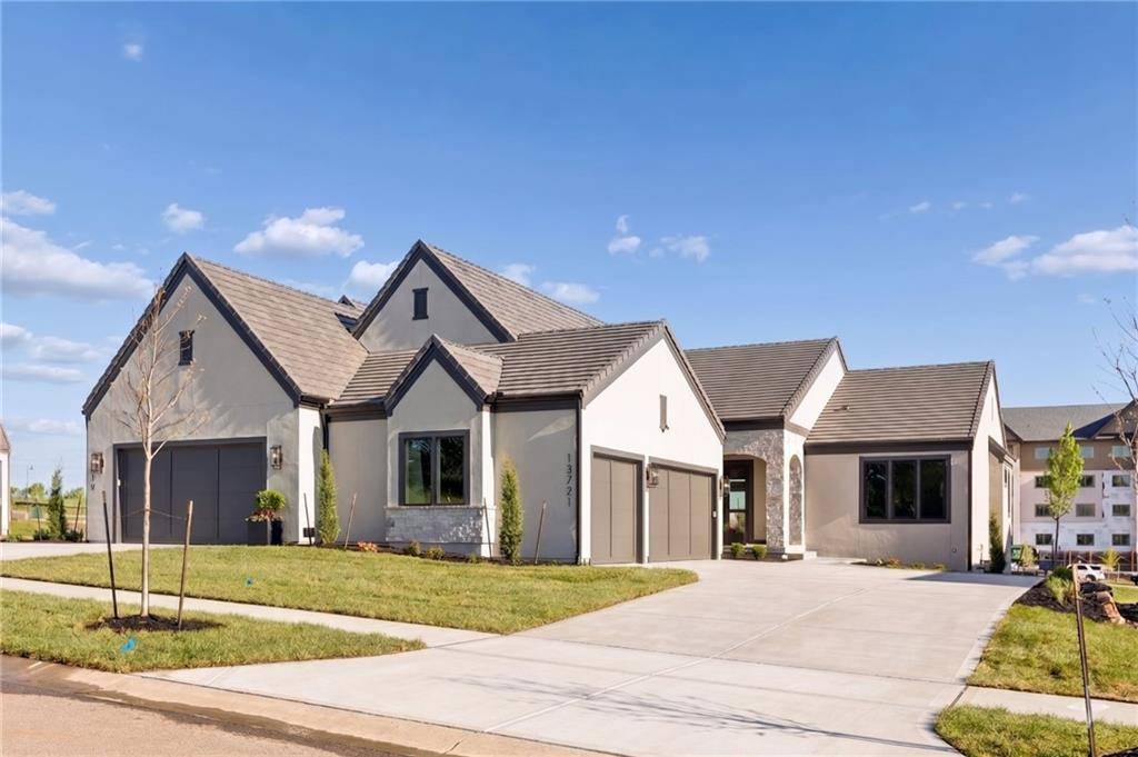13721 Pembroke LN, Leawood, KS 66224