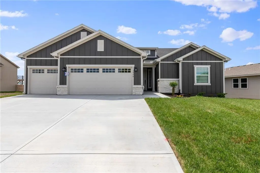 1526 N 162nd CIR, Basehor, KS 66007
