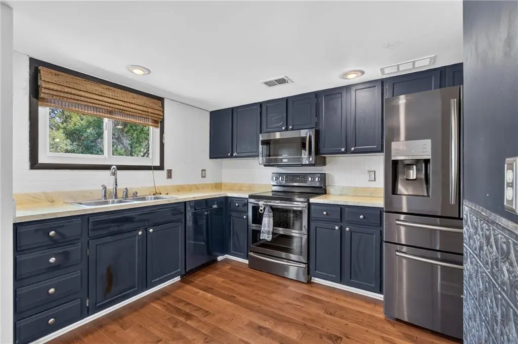 10913 Rosehill RD, Overland Park, KS 66210