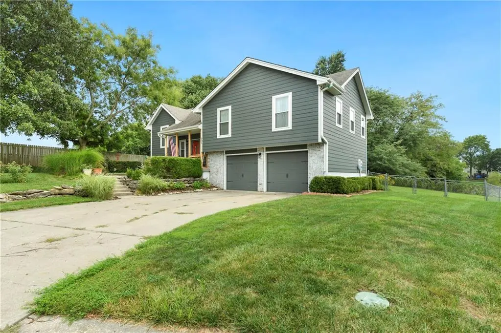 906 Fairview CIR, Pleasant Hill, MO 64080