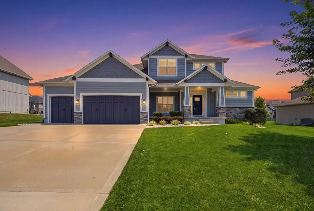 4333 SE Trotter DR, Lee's Summit, MO 64082