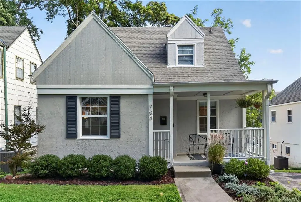 704 E 63rd TER, Kansas City, MO 64113