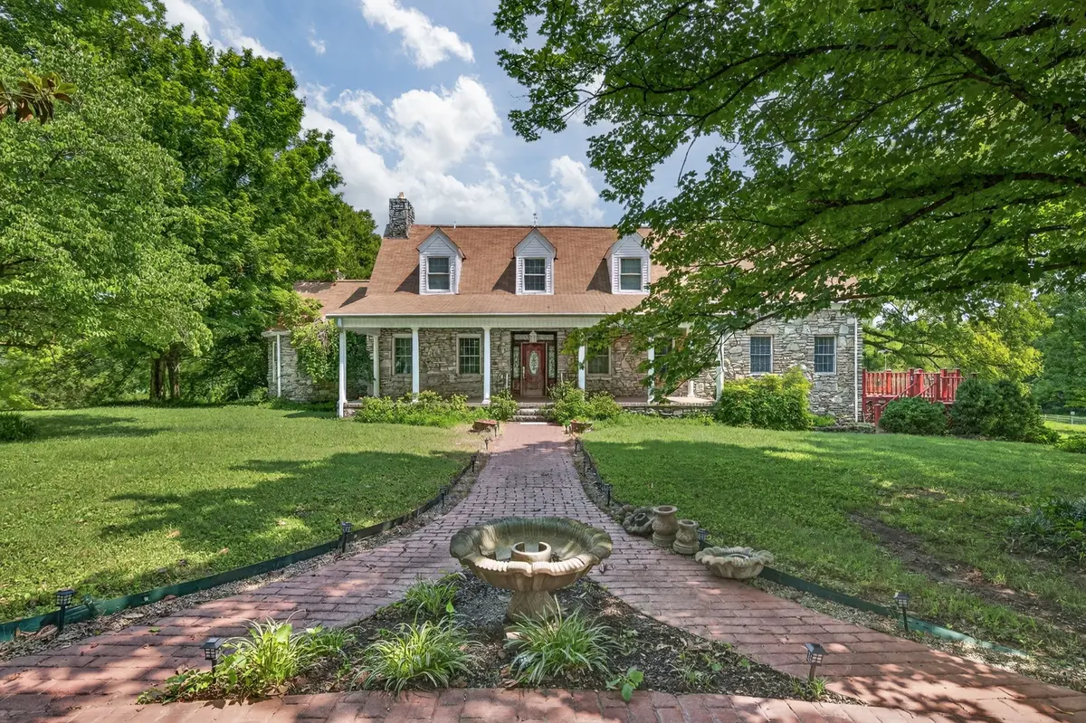 135 Clayton Ln, Fayetteville, TN 37334