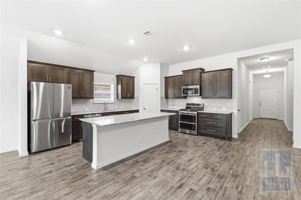 188 Danbark DR, Buda, TX 78610