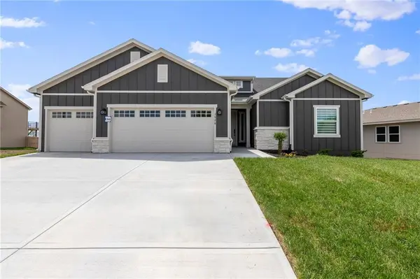 1526 N 162nd CIR, Basehor, KS 66007