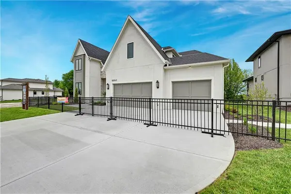 16063 S Twilight LN, Olathe, KS 66062