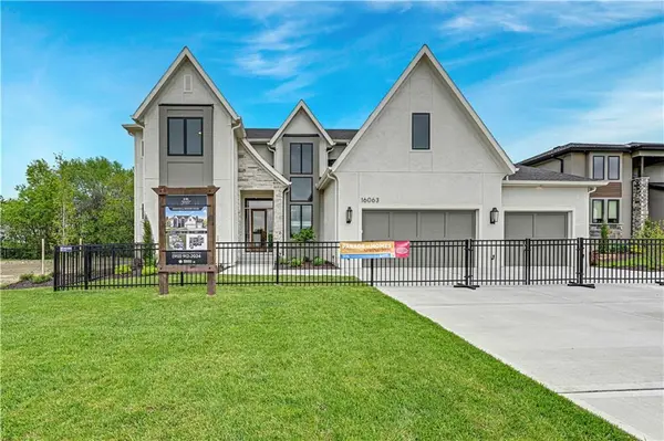 16063 S Twilight LN, Olathe, KS 66062