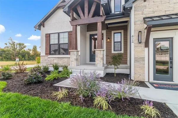 424 SE Maxwell DR, Blue Springs, MO 64014