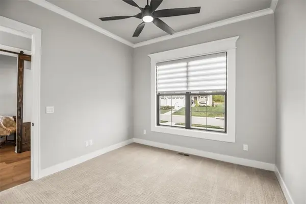 424 SE Maxwell DR, Blue Springs, MO 64014