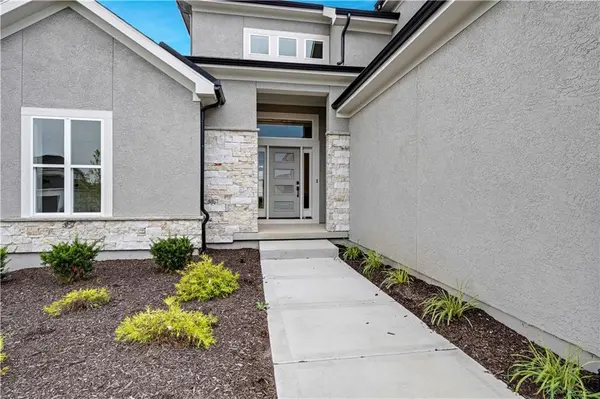 15387 W 161st TER, Olathe, KS 66062