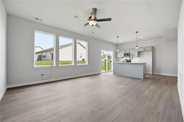 27118 E Oak View DR, Lee's Summit, MO 64086