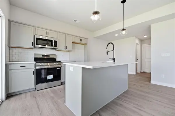 27118 E Oak View DR, Lee's Summit, MO 64086