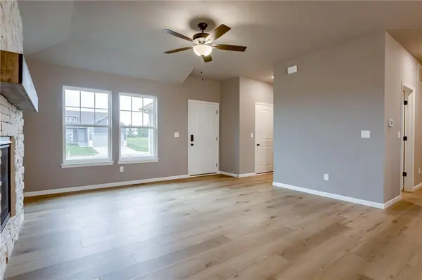 20560 Newcastle ST, Spring Hill, KS 66083