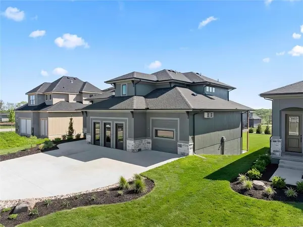 18605 Mohawk LN, Overland Park, KS 66085