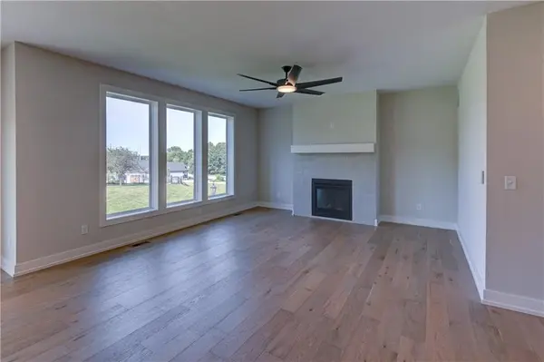 6400 NW 98th ST, Kansas City, MO 64153