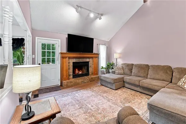 906 Fairview CIR, Pleasant Hill, MO 64080