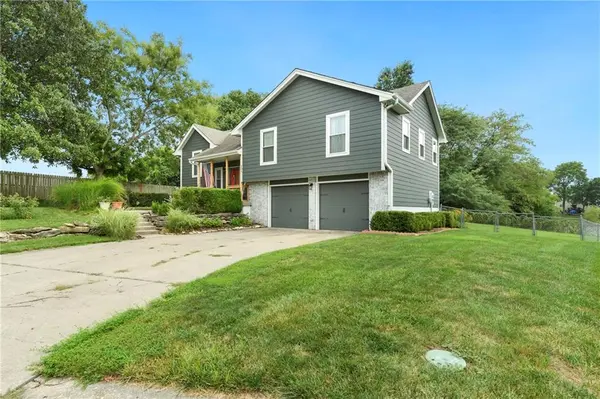 906 Fairview CIR, Pleasant Hill, MO 64080