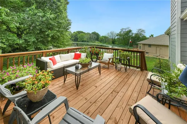 906 Fairview CIR, Pleasant Hill, MO 64080