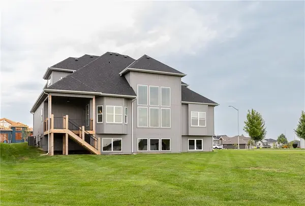 18601 Mohawk LN, Overland Park, KS 66085