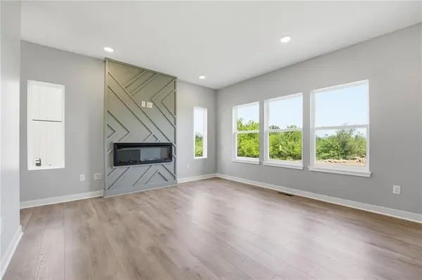 806 Glenn CIR, Raymore, MO 64083