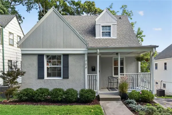 704 E 63rd TER, Kansas City, MO 64113