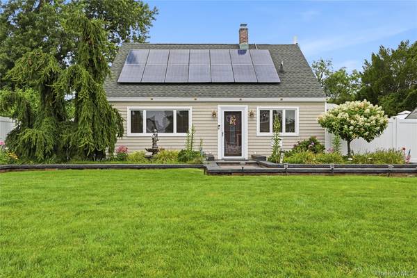 16 Harrow LN, Levittown, NY 11756