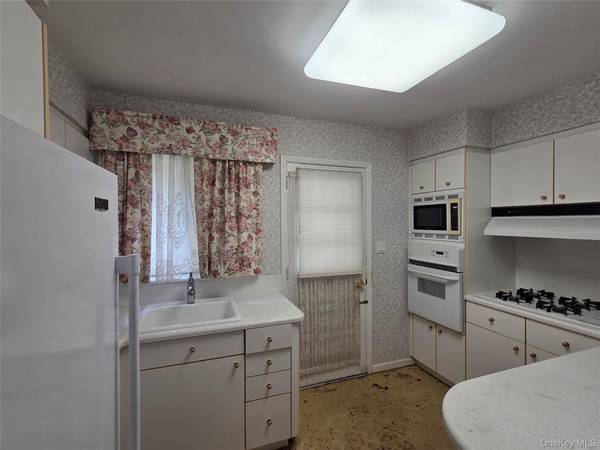 42 Sheridan ST, Huntington, NY 11743