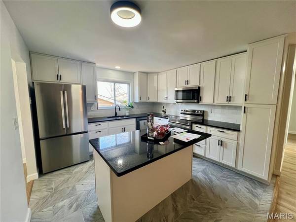 1921 Lakeheights LN, Unincorporated, MO 63138