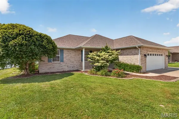 70 Bridgewater LN, Highland, IL 62249