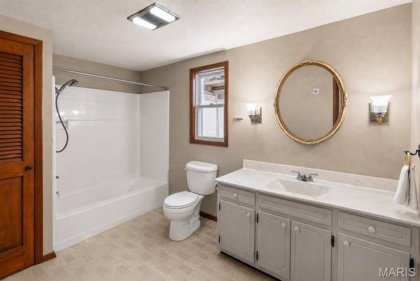 118 S Cedar ST, Trenton, IL 62293