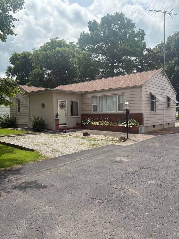 308 Bailey LN, Benton, IL 62812