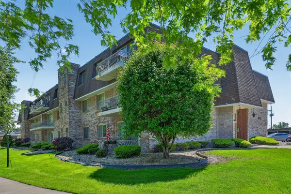 3235 S Manor DR #104, Lansing, IL 60438