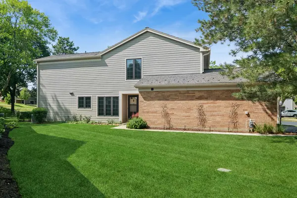 1422 James CT, Libertyville, IL 60048