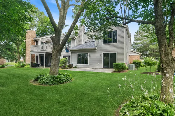 1422 James CT, Libertyville, IL 60048