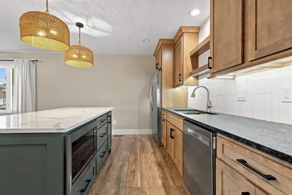 3593 Cedarwood CT, Bettendorf, IA 52722