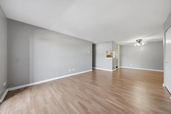 1422 Stonebridge CIR #M5, Wheaton, IL 60189