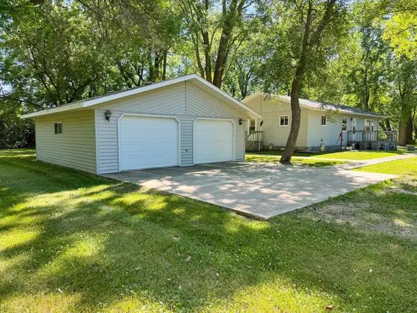 25 Broadway AVE W, Milnor, ND 58060