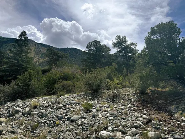 421 Lake Of The Falls Pkwy, Mosca, CO 81146
