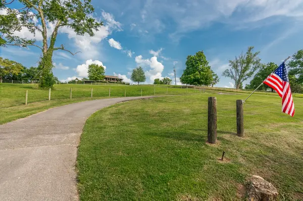 812 New Shackle Island Rd, Hendersonville, TN 37075