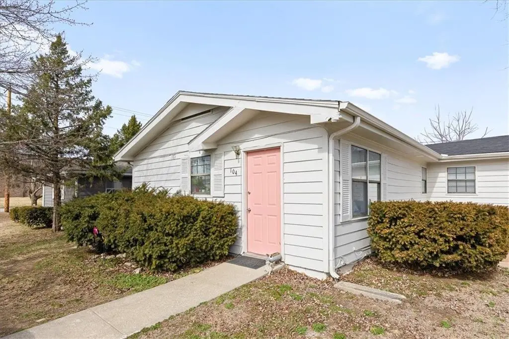 104 E Sunrise DR, Belton, MO 64012