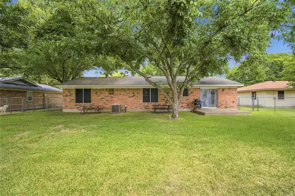 504 E Roosevelt Avenue, Whitney, TX 76692