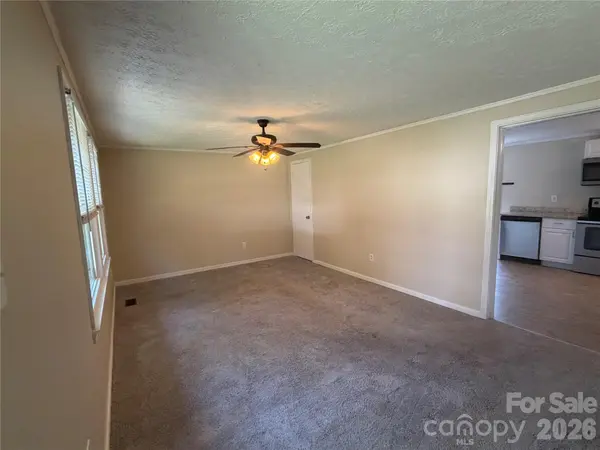 617 Oakwood LN, Gastonia, NC 28056
